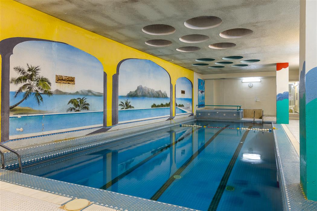 The swimming pool of Parsian Aliqapu Hotel