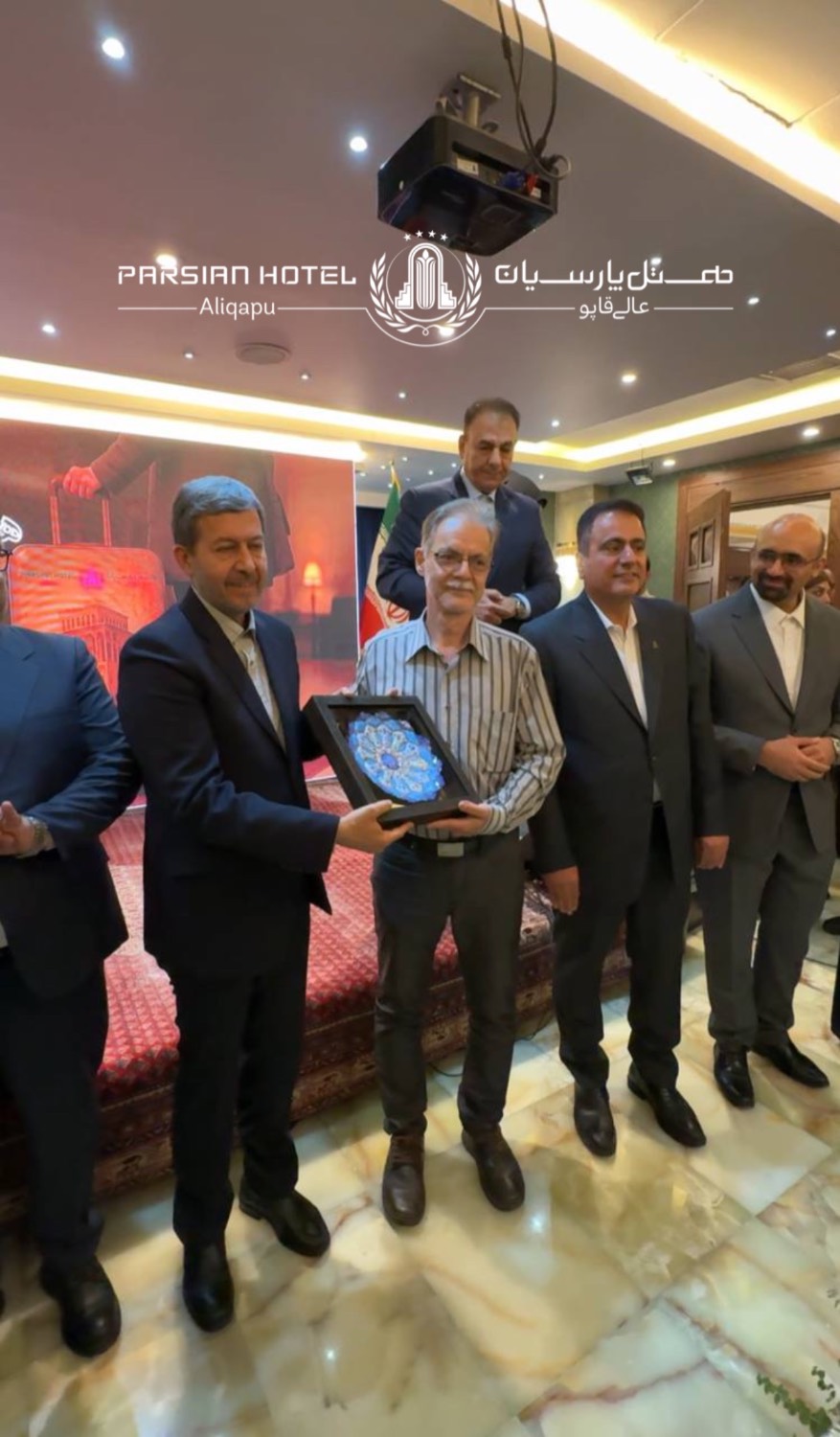 تجلیل از آقای صدری، نگارگر ناشنوا، در مراسم رونمایی از غذاهای سنتی اصفهان